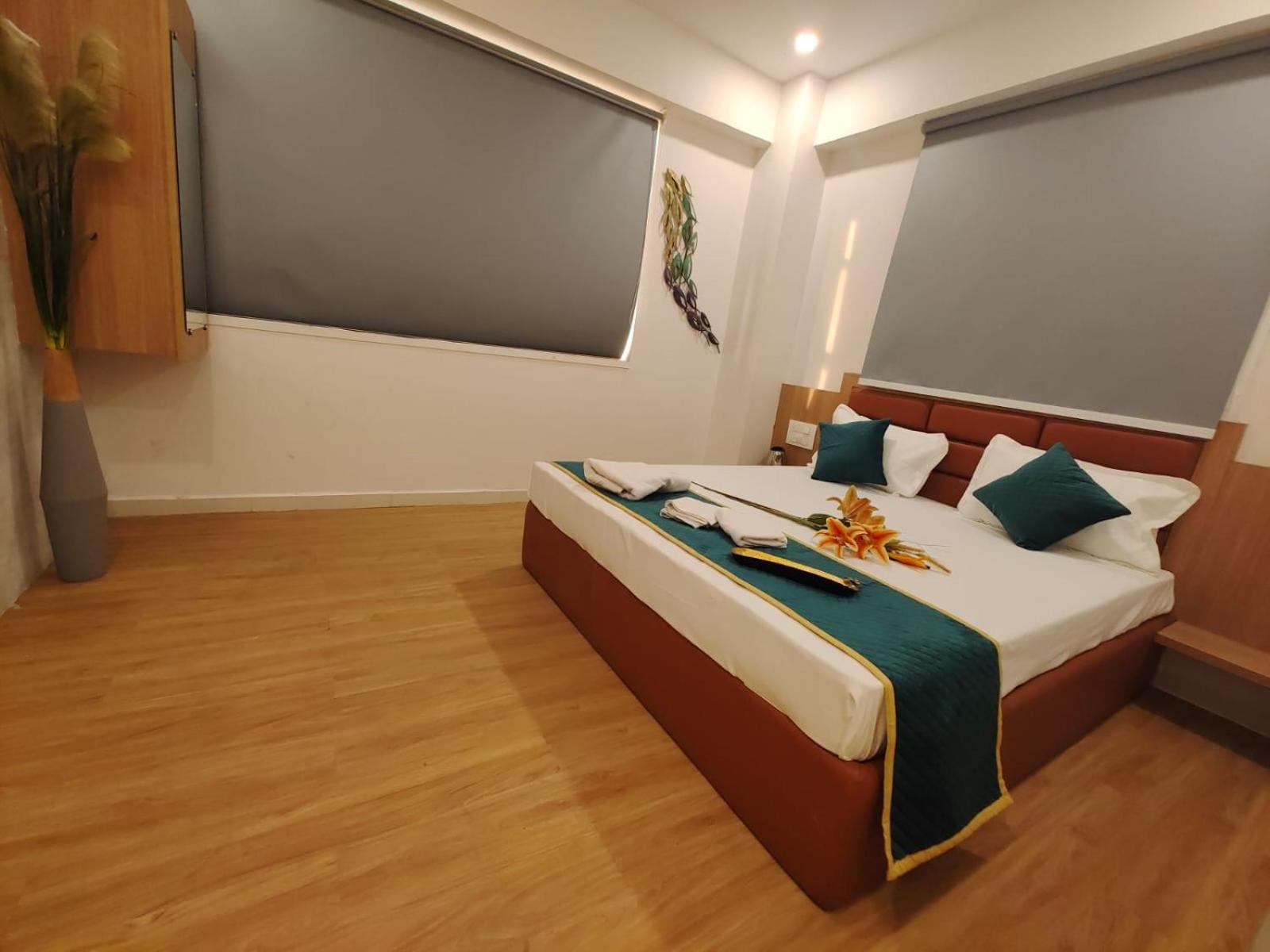 Hotel Prasang Surat Exterior foto